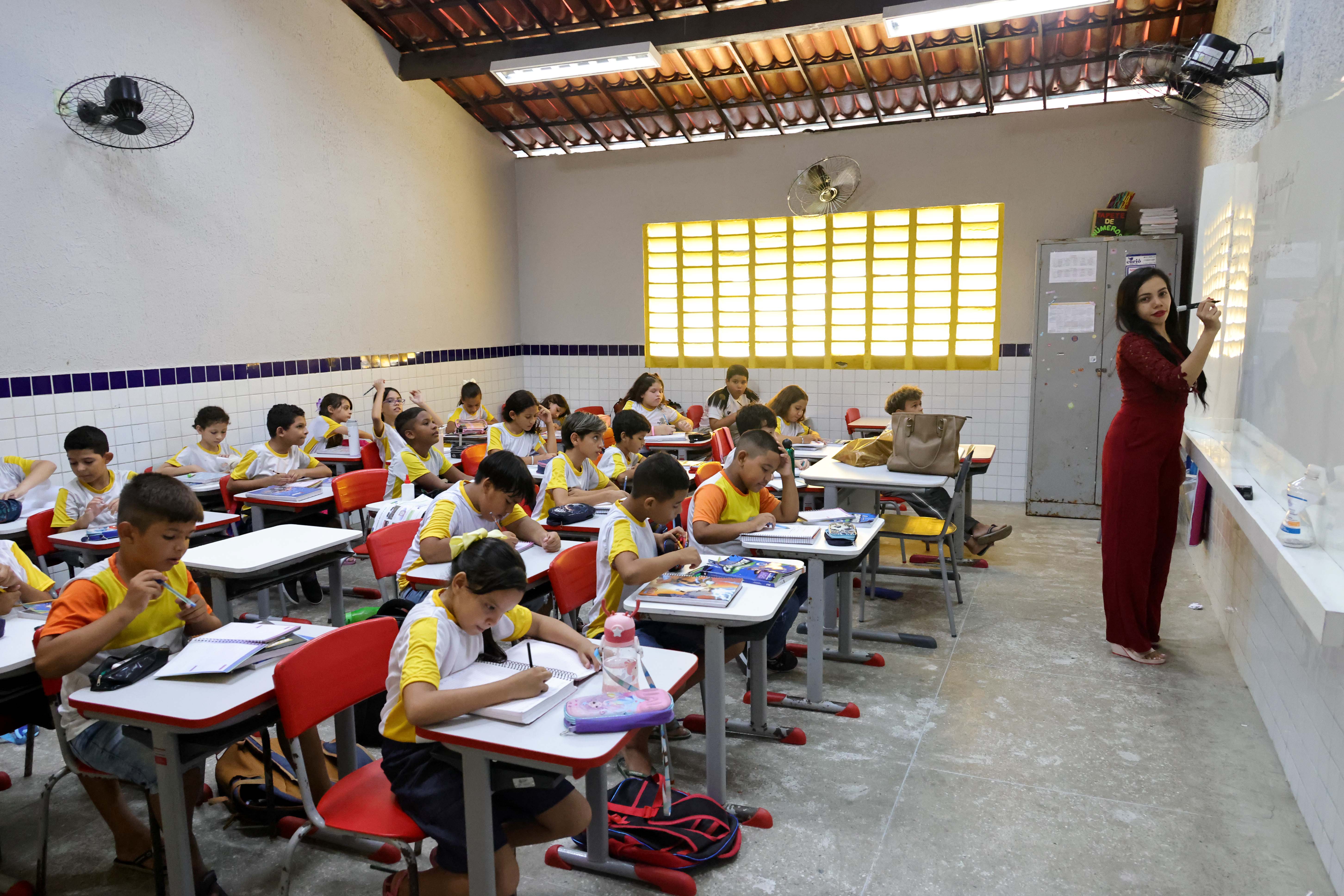 alunos e professora na sala de aula